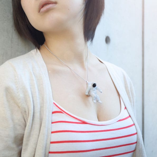 people-diving-cleavage-necklaces-4