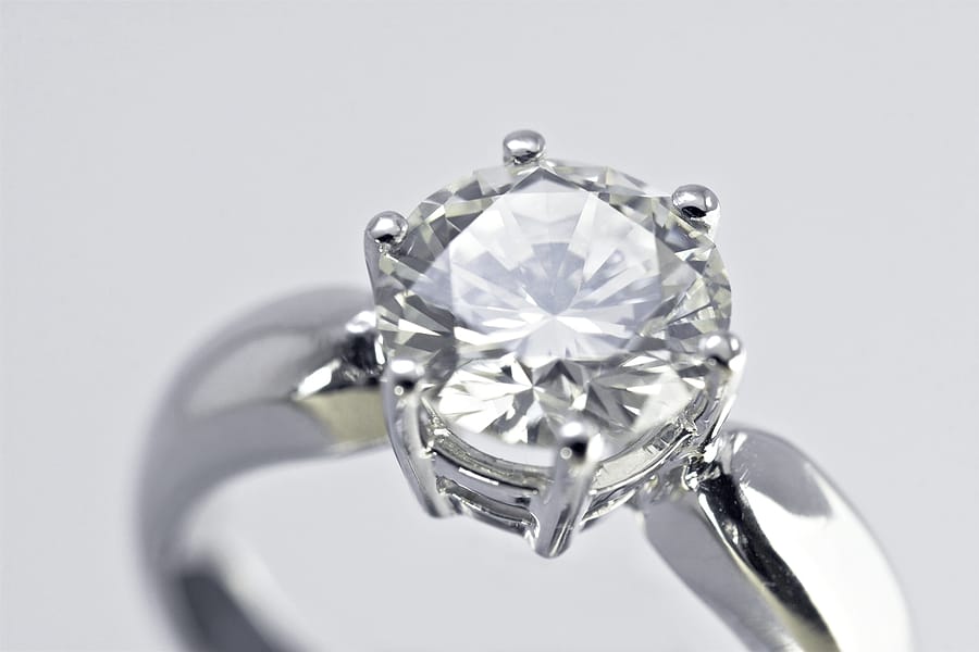 A 101 on the 4 C’s of moissanite: Clarity, Colour, Cut and Carat